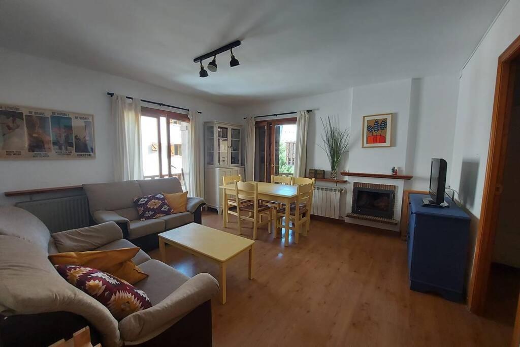 Casa Bihotz - Bonito Y Centrico Apartamento Con Garaje En Sallent Sallent de Gállego Exterior photo