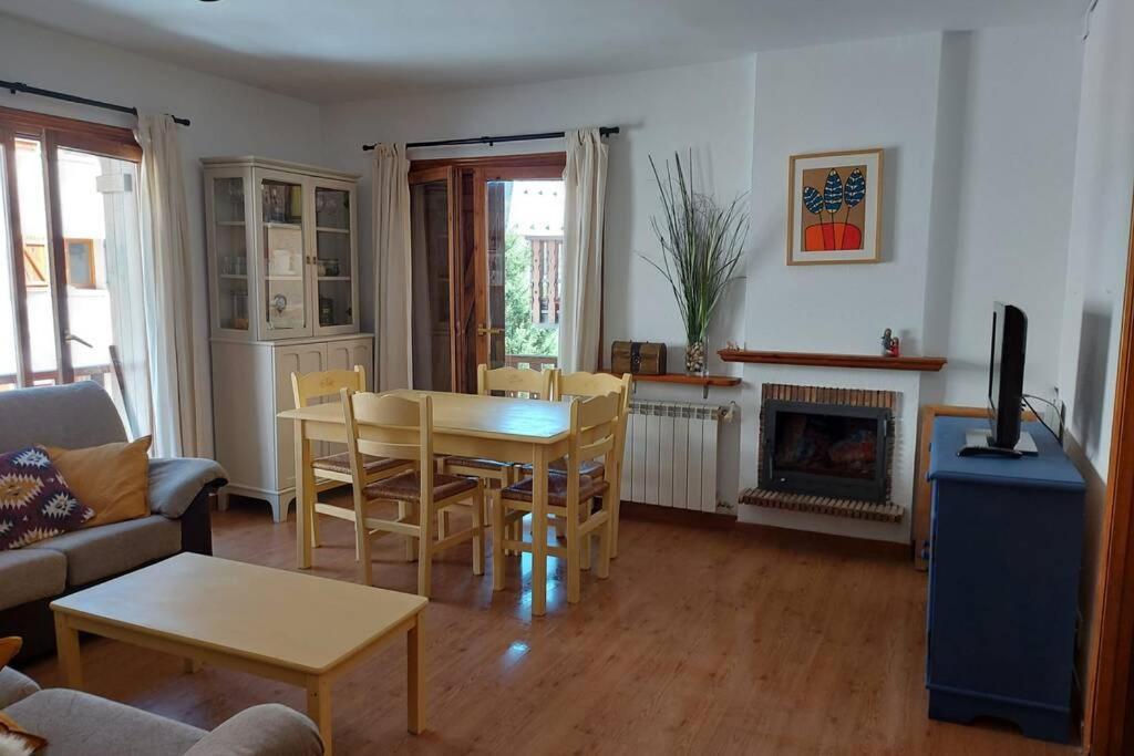 Casa Bihotz - Bonito Y Centrico Apartamento Con Garaje En Sallent Sallent de Gállego Exterior photo